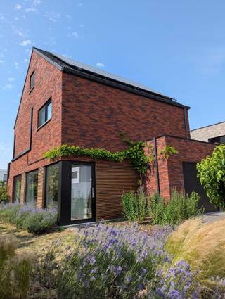 Open bebouwing in nieuwstaat op toplocatie4slpk 180m²Deze energiezuinige (E18) nieuwbouwwoning (2019) met 16 zonnepanelen is fantastisch gelegen op...