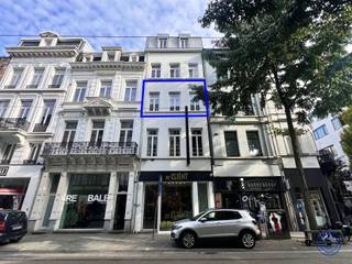 <p><span>Informations </span></p><p><span>Appartement élégant et prêt à être emménagé, d'une superficie d'environ 61m², situé dans la très animée Nationalestraat. L'appartement est situé au 2ème étage d'un petit immeuble bien entretenu. Le salon et la salle à manger, très lumineux, avec de beaux plafonds en bois foncé d'environ 3,3 m de haut, donnent une impression d'espace et de caractère. La cuisine ouverte entièrement équipée est parfaitement reliée à l'espace de vie. De plus, des toilettes séparées se trouvent dans le couloir, ainsi qu'une salle de bains spacieuse avec une douche à effet de pluie, un meuble lavabo avec miroir et un raccordement pour la machine à laver et le sèche-linge. A l'arrière, il y a une chambre spacieuse d'environ 12,5m². L'appartement dispose de compteurs individuels et d'un label EPC B. Grâce à sa situation centrale entre le centre-ville et le sud branché, cet appartement est une base idéale, avec des magasins, des restaurants et des transports publics à une courte distance de marche.</span></p><p><span> </span></p><p><span>L'agencement </span></p><ul><li><span>Salon et salle à manger lumineux avec de beaux plafonds en bois foncé d'une hauteur de pas moins de 3,3 mètres. </span></li></ul><ul><li><span>Cuisine ouverte entièrement équipée avec plaques de cuisson, hotte aspirante, réfrigérateur, congélateur et four.</span></li><li><span>Toilettes séparées avec lave-mains dans le couloir. </span></li><li><span>Salle de bains spacieuse avec douche à effet de pluie et lavabo avec miroir.</span></li><li><span>Au fond, une chambre très spacieuse d'environ 12,5m².</span></li></ul><p><span> </span></p><p><span>Extra's</span></p><ul><li><span>Raccords pour lave-linge et sèche-linge dans la salle de bains.</span></li><li><span>Parties communes en bon état général. </span></li><li><span>Menuiseries extérieures en bois avec double vitrage HR. </span></li></ul><ul><li><span>Acte de base à la charge de l'acquéreur : environ 850 EUR.</span></li></ul><p><span> </span></p><p><span>Informations générales</span></p><ul><li><span>Frais généraux : pas encore déterminés (estimés à environ 50 EUR/mois).</span></li><li><span>Services : compteurs séparés pour l'eau, l'électricité et le gaz naturel.</span></li><li><span>Chauffage : chauffage central au gaz naturel.</span></li></ul><ul><li><span>EPC : label B (pas d'obligation de rénovation) !</span></li></ul><ul><li><span>Inspections : en cours. </span></li></ul><p><span> </span></p><p><span>Utilisation</span></p><ul><li><span>L'appartement est actuellement loué.</span></li></ul><p><span> </span></p><p><span>Immeuble</span></p><ul><li><span>L'immeuble de grande qualité et bien entretenu se compose d'un sous-sol, d'un rez-de-chaussée et de 4 étages avec 3 appartements.</span></li></ul><ul><li><span>Le toit est en bon état ! </span></li></ul><ul><li><span>Pas d'ascenseur disponible.</span></li><li><span>Vidéophone disponible.</span></li></ul><p><span> </span></p><p><span>Environnement – urbanisme</span></p><ul><li><span>L'immeuble n'est pas situé dans une zone grevée d'un droit de préemption. </span></li><li><span>Le bâtiment n'est pas situé dans une zone inondable ou dans une zone d'espace libre soumise à l'eau. </span></li><li><span>Le bâtiment est inscrit à l'inventaire du patrimoine architectural. </span></li><li><span>Selon le plan régional, le bâtiment est situé dans une zone résidentielle. </span></li></ul><p><span> </span></p><p><span>Emplacement </span></p><ul><li><span>Situation centrale dans le centre d'Anvers, sur l'axe entre le centre historique et le quartier ’t Zuid. </span></li><li><span>A quelques pas des écoles, des magasins et des transports publics. </span></li><li><span>Accès facile au ring d'Anvers.</span></li></ul><p><span> </span></p><p><span>Les informations contenues dans ce prospectus sont données à titre indicatif : l'acheteur potentiel doit faire son affaire personnelle de l'obtention, de la vérification et de l'interprétation de ces informations.</span></p><p><span> </span></p>