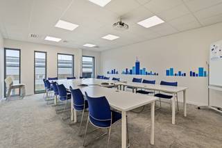 Bureau spacieux et récemment rénové (240 m²) à louer à Loppem dans un endroit facilement accessible près de l'allée E40.Disposition :- Bureau...