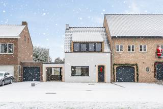Op zoek naar een ruime, instapklare woning met een centrale ligging? Deze recent gerenoveerde woning biedt alles wat je nodig hebt voor comfortabel wonen.<br /><br />Bij binnenkomst betreed je de inkomhal die leidt naar de bijzonder ruime woonkamer. Vooraan de woning een bureel mooi af te sluiten via een glazen deur. Achteraan de woonkamer vind je de moderne keuken, volledig uitgerust met alle nodige inbouwapparatuur. Dankzij het schuifraam aan de keuken/woonkamer geniet je van een directe verbinding met de achtertuin, waardoor binnen en buiten naadloos in elkaar overlopen.<br /><br />Op het gelijkvloers bevindt zich tevens een apart toilet een een ruime berging/wasplaats met aansluitingen voor een was- en droogmachine. De garage, voorzien van een sectionaalpoort, biedt niet alleen parkeergelegenheid maar geeft ook directe toegang tot de tuin.<br /><br />Op de eerste verdieping vind je drie slaapkamers en een badkamer met bad, douche, toilet, handdoekdroger en wastafel. <br /><br />Buitengewone kenmerken:<br />* geen asbest aanwezig<br />* EPC-label: B<br />* conforme elektrische keuring<br />* de verkoper zal bij akte gras voorzien in de achtertuin