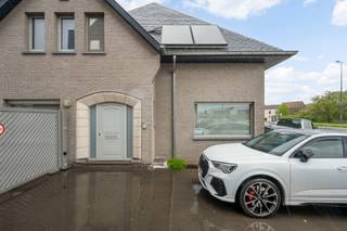 <p>TE KOOP GERAARDSBERGEN<br />Dit ruime bedrijfsgebouw met woonst is gelegen in de regio Geraardsbergen, aan een drukke weg met veel passage. Ideaal om uw zaak te laten renderen en in de kijker te zetten.<br /><br />De villa heeft een bewoonbare oppervlakte van maar liefst 250 m² en omvat een inkomhal, apart toilet, bureau, ruime woonkamer en eetkamer met aansluitende, volledig ingerichte eiken keuken. Deze keuken biedt toegang tot een extra aanbouw die bestaat uit een woonkamer en eetkamer.<br /><br />Op de eerste verdieping vindt u een nachthal, drie ruime slaapkamers en een grote, volledig ingerichte badkamer. Daarnaast beschikt de woning over een zolder en een kelder.<br /><br />Via de aanbouw bereikt u het terras, dat toegang biedt tot een dubbele garage. Naast de parkeerplaats bevindt zich het bedrijfsgebouw van 450 m². Er is voldoende ruimte voor uitbreiding en/of opslag naast en achter het gebouw.<br /><br />Extra voordelen:<br /><br />Dubbele garage met zonnepanelen én opbrengst (24 zonnepanelen)<br />Volledige isolatie en nieuwe gevelsteen rond volledige woning<br />Zonneboiler + nieuwe brander<br />Volledig automatisch hek + nieuwe parking <br />Vernieuwde elektriciteit in de woning + garage <br /><br />Mogelijkheid tot uitbreiding van het bedrijfsgebouw (bouwgrond). Zowel de woning als het gebouw zijn voorzien van regenwateropvang<br /><br />Prijs bespreekbaar.<br />Voor meer informatie of een bezoek kunt u contact opnemen met Patrick op 0470/85 85 75.</p>