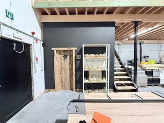 Gunstig gelegen en recent magazijn met verdieping.Dit moderne magazijn, gebouwd in 2020, beschikt over een totale oppervlakte van 216 m² (18 m x 12...