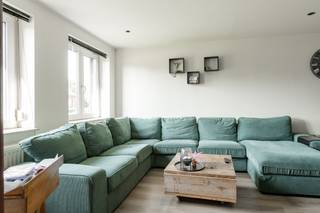 Deze mooie verzorgde gezinswoning vinden we terug op de Astridlaan 44 te Pelt. De woning is zeer gunstig gelegen omwille de korte afstand naar het centrum van Pelt en de goede aanknoping met de verbindingswegen. De woning is bovendien ook vlakbij de Nederlandse grens gelegen.<br /><br /><br />Indeling gelijkvloers:<br />Via de inkomhal betreedt u deze verrassend ruime en verzorgde gezinswoning. De lichtrijke woonkamer met gezellige eetplaats sluit mooi aan op de volledig uitgeruste, gerenoveerde keuken (2020). Verder beschikt het gelijkvloers over een praktische gang, berging, speelkamer/bureau, een zeer ruime badkamer vernieuwd in 2019 én een inpandige garage.<br />Verdieping:<br />De nachthal geeft toegang tot de ruime masterbedroom, uitgerust met airconditioning en aansluitend een zolderruimte met potentieel om in te richten als dressing. Daarnaast bevinden zich op de verdieping nog twee kinderkamers, waarvan één kamer reeds voorzien is van een dressingruimte.<br />Tuin:<br />De volledig omheinde tuin biedt de nodige privacy en is uitgerust met een beregeningsinstallatie. Achteraan bevindt zich bovendien nog een extra garage/opbergruimte.<br /><br />Pluspunten van deze woning:<br /><br />✔ Ruime en goed onderhouden gezinswoning<br />✔ Bewoonbare oppervlakte van maar liefst 222 m² (bron EPC)<br />✔ Moderne keuken vernieuwd in 2020<br />✔ Badkamer vernieuwd in 2019<br />✔ Zonnepanelen aanwezig<br />✔ Twee garages aanwezig<br />✔ Kruipkelder aanwezig<br />✔ Volledig omheinde tuin met beregeningsinstallatie<br /><br />Bent u op zoek naar een instapklare en verrassend ruime gezinswoning met tal van mogelijkheden?<br />Contacteer ons vandaag nog voor een bezoek ter plaatse!<br /><br /> 