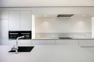 Dit exclusieve pand is een ware oase van rust, strategisch genesteld nabij het levendige hart van Aalter. <br /><br />U wordt verwelkomd in een elegante inkomhal met een naadloos ingewerkte vestiaire. Van hieruit betreedt u de weelderige, open leefruimte. Dit vertrek ademt pure klasse dankzij de sfeervolle gashaard en de kamerhoge raampartijen die de ruimte prachtig openwerken naar het royale terrassen van in totaal 33,93m² . De hyper-geïnstalleerde maatkeuken is een meesterwerk op zich en een absolute droom voor elke culinaire fijnproever.<br /><br />De verfijnde nachthal leidt naar een stijlvol gastentoilet en twee majestueuze slaapkamers, waarvan één volledig is voorzien van kamerhoge maatkasten. Beide luxueuze slaapvertrekken beschikken over een eigen en-suite badkamer met een ruime inloopdouche. Een wasruimte en een uiterst praktische berging maken de doordachte indeling compleet.<br /><br />Deze woonparel is 100% instapklaar: het interieur is volledig geschilderd en minutieus voorzien van sfeerverlichting. U geniet het hele jaar door van een feilloos leefklimaat dankzij de geïntegreerde airconditioning, automatische zonnescreens, een ventilatiesysteem en privatieve zonnepanelen. Een ondergrondse kelderberging en een veilige, afgesloten garagebox zijn optioneel bij te kopen en maximaliseren uw dagelijkse comfort.<br /><br />Syndicale inlichtingen in aanvraag.<br /><br />Bestuursmaatregelen in het maatregelenregister: nee