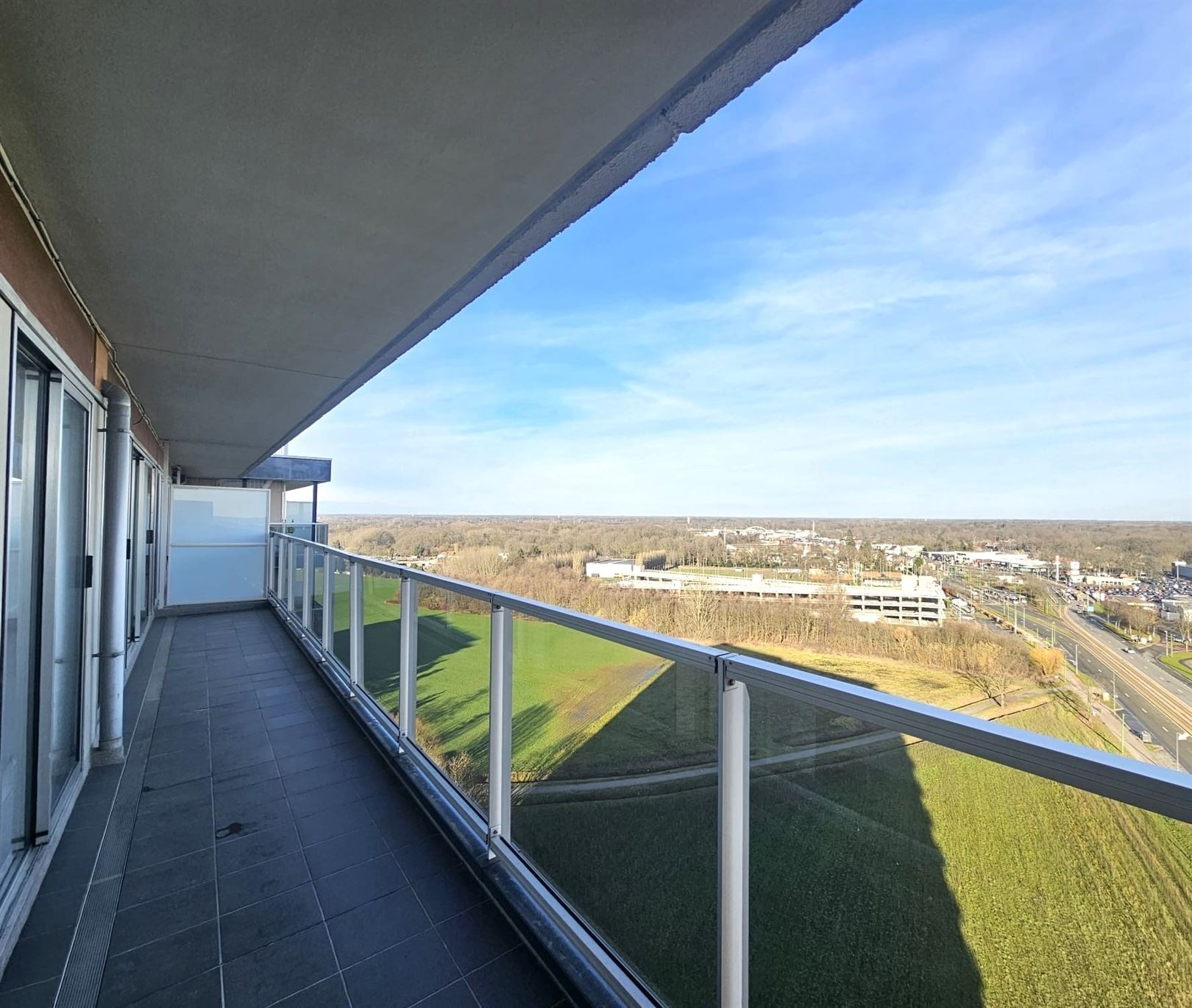 Appartement met prachtig uitzicht en veel lichtinval gelegen op de 15de verdieping. - foto 1