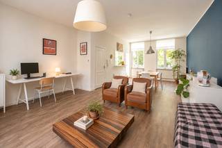 Op zoek naar een ruim appartement op een levendige locatie in Antwerpen? Dit appartement bevindt zich aan de Leopold de Waelplaats, midden in het bruisende Zuid. Het KMSKA, gezellige horecazaken, winkels en tal van andere voorzieningen liggen op wandelafstand. Het appartement is onmiddellijk beschikbaar en biedt dankzij enkele opfrissingswerken de mogelijkheid om er een persoonlijke thuis van te maken.<br /><br />Indeling<br /><br />Via de gemeenschappelijke inkomhal bereikt u de eerste verdieping. Hier komt u binnen in de ruime leefruimte. De grote raampartijen zorgen voor een aangename lichtinval en een open gevoel.<br /><br />De aansluitende keuken beschikt over een ingebouwde koelkast, gaskookplaat, dubbele spoelbak, voldoende kastruimte en een aansluiting voor een wasmachine.<br /><br />Verder bevinden zich op deze verdieping,via een klein trapje, een badkamer met douche, lavabo en toilet, evenals een volwaardige slaapkamer.<br /><br />Een interne draaitrap leidt naar de bovenverdieping, waar u een tweede slaapkamer en een afzonderlijk toilet terugvindt. Een bijzonder praktisch pluspunt is de bijkomende toegang via de gemeenschappelijke hal. Hierdoor kan deze verdieping perfect dienstdoen als thuiskantoor, praktijkruimte of comfortabele logeerkamer, met een afzonderlijke toegang voor bezoekers.<br /><br />Een veelzijdig appartement op een centrale locatie, ideaal voor wie ruim wil wonen in een van de levendigste buurten van Antwerpen.<br />Is uw interesse gewekt? Voor meer informatie of een bezichtiging kunt u contact opnemen met HINTJENS.vastgoed via Sebastiaan@hintjens.eu of 0494 64 44 04.