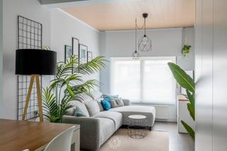 Op zoek een instapklare gezinswoning? In deze verzorgde woning hoef je niets meer te doen: alles is afgewerkt en klaar voor een nieuwe eigenaar.<br /><br />Via de inkomhal kom je in de aangename leefruimte, waar de ingemaakte kasten zorgen voor extra opbergruimte. Aansluitend bevindt zich de keuken, voorzien van het nodige hedendaagse comfort. Naast de keuken is er bovendien een praktische bergruimte/wasplaats.<br /><br />Op het gelijkvloers bevindt zich ook de verzorgde recent gerenoveerde badkamer, uitgerust met zowel een bad als een douche. Vanuit de woning heb je toegang tot de onderhoudsvriendelijke tuin, waar je aangenaam buiten kunt vertoeven.<br /><br />De eerste verdieping biedt plaats aan twee volwaardige slaapkamers (14,50m² & 11,50m²) met opnieuw ook <strong>ingemaakte kasten</strong> en een apart toilet wat zorgt voor extra comfort. Via een vaste trap bereik je de tweede verdieping, waar zich een derde, volledig afgewerkte kamer bevindt (27,50m²). <br /><br />Ook op technisch vlak is de woning volledig in orde. Zo beschikt ze over een <strong>conforme keuring</strong> van de elektrische installatie, een gunstig <strong>EPC-label B</strong> en is ze bovendien <strong>asbestveilig</strong>.<br /><br />(De huidige eigenaars huren een garagebox die achteraan de woning is gelegen.)<br /><br />Wil jij van deze woning je nieuwe thuis maken? Neem dan gerust contact met ons op via emily@claves.be of 03 502 98 74.<br />