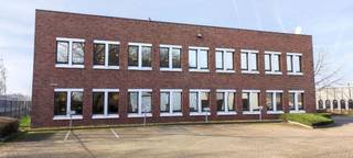 Fenomenaal gelegen kantoorruimte met een oppervlakte van 1.152 m² en 24 privatieve parkeerplaatsen te huur op amper 400 m van de Leuvensesteenweg en op amper 1,2 km van de E40 exit Kraainem.<br /><br />De lichtrijke kantoren situeren zich op de gelijkvloers + 1 verdieping van het kwalitatieve kantoorgebouw "Plant I". De ruimte (gerenoveerd in 2018)  is onderverdeeld in verschillende burelen met aanwezigheid van oa. een kitchenette, sanitair en vergaderzalen. Beschikbaar per eind augustus 2023. Mogelijkheid tot opsplitsen à 2 x 576 m².<br /><br />Contacteer PANORAMA voor bijkomende inlichtingen, plannen of een vrijblijvend plaatsbezoek 02 420 00 00.