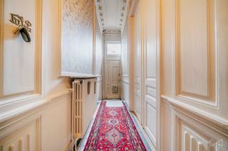 Info en bezichtigingen – 02 315 51 71Dit huis is ideaal gelegen in de directe omgeving van de Avenue de la Couronne, in een rustige woonstraat, heeft...