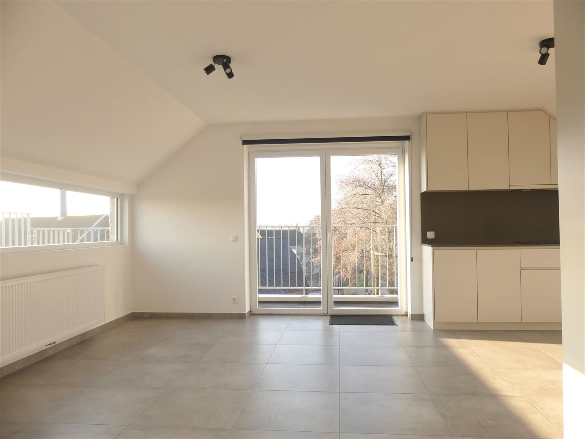 Lichtrijk dakappartement met 2 slaapkamers - foto 4