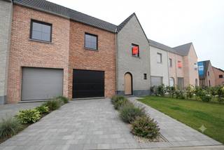 Energiezuinige nieuwbouwwoning te huur gelegen langs de Gitsestraat te Roeselare.<br />Deze woning beschikt over alle nodige<strong> hedendaagse comfort</strong> en is bovendien bijzonder<strong> lichtrijk!</strong><br />Het is dichtbij winkels, scholen en op enkele minuten van de autostrade en invalswegen.<br />De woning is uiterst energiezuinig met <strong>8 zonnepanelen</strong> en heeft EPC A. <br />Het is aangesloten op het <strong>warmtenet </strong>wat zorgt voor een laag verbruik. <br /><br />Gelijkvloers bestaande uit inkom, gastentoilet,<strong> leefruimte met open keuken</strong> en zicht op de zonnige, <strong>Zuidwest gerichte tuin.</strong><br />De keuken is volledig geïnstalleerd met o.a. een vaatwasmachine. Beneden is er ook nog een<strong> ruime garage met wasplaats</strong>. <br />Op het verdiep vinden we <strong>drie ruime slaapkamers</strong>, badkamer met bad en douche en een <strong>apart toilet.</strong><br />De zolder kan volledig benut worden als opslagruimte. <br /><br />Huurprijs € 1050 per maand.<br />De woning is beschikbaar vanaf oktober.<br />Graag meer info of een bezoek?<br />Mail naar baptist@fluo.immo of via MijnHuurprofiel