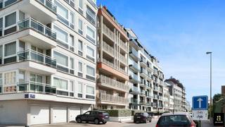 Appartement ensoleillé dans une résidence prestigieuse à l'architecture normande pleine de caractère, idéalement situé sur la J. Nellenslaan, entre la Sterrenlaan et la Meerlaan, à quelques pas de la plage et de la mer.<br /><br />Le salon lumineux avec une belle façade donne sur une agréable terrasse et offre une vue imprenable sur les villas d'Albertstrand. Une salle à manger élégante et une cuisine ouverte, entièrement équipée avec tout le confort moderne, complètent l'espace de vie. Débarras pratique et toilettes pour invités disponibles.<br /><br />À l'arrière se trouvent deux chambres à coucher spacieuses, chacune avec des armoires encastrées et de la place pour un lit double. Les deux chambres ont un accès direct à la terrasse arrière et disposent chacune d'une salle de bains privative (baignoire ou douche).<br /><br />Un appartement particulièrement attrayant dans un emplacement de choix, parfait pour ceux qui aiment la lumière, l'espace et un style intemporel.