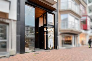 À louer: Commerce récent avec mezzanine à un emplacement de choix à KnokkeCe commerce moderne est idéalement situé dans un quartier très commercial, au 172 Lippenslaan, Knokke, sur le côté ensoleillé de la rue.Caractéristiques: Superficie locative totale de ± 100 m², comprenant une mezzanine et espace supplémentaire: Cave/espace de stockage de 50 m². L'aménagement: L’aménagement actuel peut être repris auprès du locataire actuel (optionnel).Coûts: Précompte immobilier (forfaitaire): 100 € par mois, à charge du locataire. Et frais de syndic à charge du locataire.Conditions: Les activités générant des nuisances sonores ou olfactives ne sont pas autorisées.Situé dans une zone commerciale animée, entouré de magasins renommés tels que Boulangerie Lefevere, Hema, Di, April, Van Den Borre, LS Fashion, et bien d'autres.Son emplacement ensoleillé offre une expérience agréable pour vos clients.Contactez-nous pour plus d'informations ou pour organiser une visite !Contactez Nathalie Colpaert, mobile 0495/62 18 81, mail : info@immocnc.be.