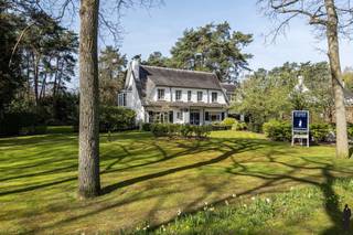 Te renoveren villa op ca. 3.246 m² gelegen in één van de mooiste en meest gegeerde lanen van SchildeDe woning biedt royale volumes, goede indeling,...