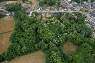 Bent u op zoek naar de ideale locatie om uw droomwoning te realiseren? Dan is deze ruime bouwgrond van 8,5 are absoluut een bezoek waard.<br />Dankzij de royale straatbreedte van maar liefst 21 meter geniet u van tal van bouwmogelijkheden en de vrijheid om een stijlvolle woning met een ruime tuin te ontwerpen.<br />Een extra troef is dat achter het perceel nog enkele bijkomende percelen beschikbaar zijn, gelegen in natuurgebied. Deze zijn bereikbaar via een servitude en bieden een unieke opportuniteit voor wie extra buitenruimte, een groene buffer of een stukje natuur als investering wenst. (Prijs op aanvraag)<br />Interesse? Neem gerust contact met me op voor meer informatie of een bezoek ter plaatse.<br />hallo@nielsvastgoed.be<br />0491 15 30 43