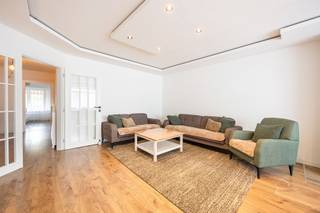 <p><span>Instapklaar appartement met 3 slaapkamers, zonnig terras en een garagebox te Deurne!</span></p><p><span>Ideaal gelegen </span><span>nabij het Rivierenhof met een uitstekende bereikbaarheid via invalswegen en openbaar vervoer, en winkels en scholen op wandelafstand.</span><span> </span></p><p><span> </span></p><p><span>Dit appartement van liefst </span><span>100m²</span><span> (cfr. EPC) bevindt zich op de </span><span>1ste verdieping</span><span> van een goed onderhouden gebouw en is bereikbaar via </span><span>lift of trap</span><span>.</span></p><p><span>Bij het betreden van de inkomhal hebben we een praktische </span><span>ingemaakte kas</span><span>t met </span><span>aansluitingen voor wasmachine en droogkast</span><span>.</span></p><p><span> </span></p><p><span>Vanuit de hal komen we in de </span><span>ruime leef- en eetruimte</span><span> dewelke geniet van </span><span>natuurlijke lichtinval</span><span> dankzij de grote raampartijen. Aansluitend bevindt zich de moderne </span><span>keuken</span><span> dewelke </span><span>volledig geïnstalleerd</span><span> is. </span></p><p><span>Het appartement beschikt over </span><span>3 volwaardige slaapkamers</span><span> (16,5m², 9m², 9m²) waarbij de grootste kamer ons toegang geeft tot het </span><span>zuidgerichte terras</span><span> dewelke uitgerust is met een handmatige </span><span>zonneluifel</span><span>.</span></p><p><span>Hiernaast is er een </span><span>extra ruimte</span><span> voorzien die perfect ingericht kan worden als </span><span>dressing of een bureauruimte</span><span>.</span></p><p><span> </span></p><p><span>De gerenoveerde badkamer is voorzien van een</span><span> inloopdouche en een wastafel</span><span>. Ook is er een apart toilet aanwezig.</span></p><p><span>Tenslotte beschikt het appartement over een </span><span>kelderberging</span><span> en is er een vlot toegankelijke </span><span>garagebox</span><span> aanwezig die </span><span>verplicht aan te kopen</span><span> is voor €30.000.</span></p><p><span> </span></p><p><span>De elektriciteit wordt tegen het verlijden van de akte volledig conform gesteld door de eigenaar.</span></p><p><span> </span></p><p><span>Troeven:</span></p><ul><li><span>EPC C</span></li><li><span>Lift aanwezig</span></li><li><span>3 slaapkamers</span></li><li><span>Extra dressing of bureauruimte</span></li><li><span>Zuidgerichte terras met zonneluifel</span></li><li><span>Kelderberging</span></li><li><span>Garagebox (€30.000)</span></li></ul><p><span> </span></p><p><span>Vrijblijvend advies met gratis schatting van uw eigendom? Neem gerust contact met ons op! </span></p><p><span> </span></p><p><span>Jessica Wojcik</span></p><p><span><span>Jessica@homeforyou.be</span></span></p><p><span>+32 488 24 97 20</span></p><p><span>7/7 bereikbaar</span></p><p><span> </span></p>