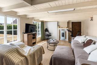 <strong>Damme: Gezellige landelijke woning met 3 slaapkamers en grote zonnige tuin te koop.</strong><br /><br />Droomt u van rustig wonen in een landelijke omgeving, omringd door groen en met alle hedendaagse comfort? Dan zal deze charmante alleenstaande woning in Damme u meteen weten te bekoren. In 2025 werd de woning uitgerust met een volledig nieuw dak inclusief dakgoten en Veluxramen, een energiezuinige lucht-luchtwarmtepomp, zonnepanelen, een laadpunt voor een elektrische wagen, een nieuw tuinhuis met overdekte zithoek en een carport. <br /><br /><strong>Indeling:</strong><br />Glv: Inkomhal, gastentoilet, gezellige en lichtrijke leefruimte, aparte ingerichte keuken, badkamer met douche, lavabo en toilet, 1ste slaapkamer, zonnige en volledig afgesloten tuin ingericht met een tuinhuis en zithoek om het hele jaar door te genieten.<br /><br />1ste verdiep: 2 slaapkamers.<br /><br /><strong>Troeven:</strong>
<ul><li>Alleenstaande landelijke woning.</li><li>Rustige ligging nabij Damme.</li><li>Gerenoveerd in 2025.</li><li>Mooie afgesloten tuin met zuid-orëntatie.</li><li>Energiezuinige lucht-luchtwarmtepomp én zonnepanelen.</li></ul>
Meer informatie? Contacteer Ayita op 0496 13 43 12 of via ayita@eraservimo.be