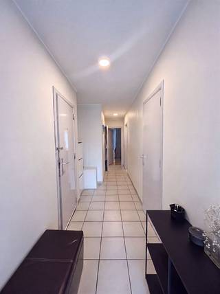 <p><span>Gezellig 2-slpk appartement met terrasje in het centrum van Maaseik met autostaanplaats en aparte berging.</span></p><p><span> </span></p><p><span>ALGEMEEN:</span></p><p><span>-Gelegen op de tweede verdieping.</span></p><p><span>- Lift aanwezig.</span></p><p><span>-Voorzien van tegelvloer en vinyl-laminaat op slpks.</span></p><p><span>-Verwarming: elektriciteit.</span></p><p><span>-Ramen met dubbele beglazing.</span></p><p><span>-Parlofoon aanwezig.</span></p><p><span> </span></p><p><span> </span></p><p><span>INDELING:</span></p><p><span>- Inkomhal.</span></p><p><span>- Apart toilet.</span></p><p><span>- Woonkamer met open keuken (voorzien van keramische kookplaat, oven,dampkap en koelkast).</span></p><p><span>- Betegelde badkamer met wastafel, ligbad en aansluiting voor wasmachine.</span></p><p><span>- Slaapkamer 1 met vinyl parketlook.</span></p><p><span>- Slaapkamer 2 met vinyl parketlook.</span></p><p><span>- Overdekte autostaanplaats aan achterzijde gebouw.</span></p><p><span>- Aparte kelderberging.</span></p><p><span> </span></p><p><span>Vrij per 01/09/2026.</span></p><p><span> </span></p><p><span> </span></p><p><span> </span></p><p><span> </span></p><p><span> </span></p>