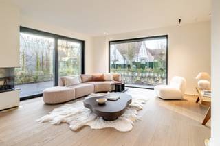 Villa moderne de construction récente dans un quartier calme, idéalement orientée pour une lumière naturelle optimale.<br /><br />Aménagement :<br />Vous êtes accueillis dans un hall d'entrée avec vestiaire et toilettes pour invités. La cuisine spacieuse avec un coin repas agréable est parfaitement reliée au salon lumineux et à la salle à manger, qui offrent un accès direct à la terrasse et au jardin.<br /><br />Au premier étage se trouve la chambre principale avec sa salle de bains privée et son généreux dressing. En outre, il y a deux chambres à coucher de taille normale, chacune avec sa propre salle de douche, et une buanderie pratique.<br /><br />Le deuxième étage comprend deux autres chambres de taille normale, une salle de douche fonctionnelle et des toilettes de nuit séparées.<br /><br />La propriété est finie à un niveau élevé et dispose d'un garage spacieux et de trois places de parking extérieures. (POSIBILITÉ D'ACHETER À 6% TVA !)