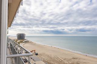Wakker worden met <strong>zicht op zee</strong>? Dit smaakvol <strong>gerenoveerde appartement </strong>op de Zeedijk van Middelkerke biedt de ideale combinatie van comfort, ruimte en een prachtig zicht.<br />Gelegen op de <strong>zevende verdieping </strong>geniet u vanuit de lichtrijke leefruimte van een schitterend frontaal zeezicht. De moderne, praktisch ingerichte keuken sluit mooi aan op de leefruimte en zorgt voor een aangenaam geheel, voorzien van <strong>maatwerk. </strong>Verder beschikt het appartement over <strong>twee volwaardige slaapkamers,</strong> aparte berging, badkamer en een <strong>terras</strong> met een buitenberging.<br />Dankzij de volledige renovatie is het appartement onmiddellijk klaar voor gebruik.<br />Met zijn <strong>uitstekende ligging</strong>, vlak bij winkels, restaurants en alle voorzieningen, is dit de ideale keuze als vaste woonst, tweede verblijf of investering aan zee.<br /><br />Men is momenteel de mogelijkheden aan het bekijken voor renovatie en optopping in het gebouw, wat toekomstig een positieve impact zal hebben op de EPC-score. <br /><br />Zeker een bezoek waard! Ontdek zelf het wooncomfort en het prachtige uitzicht dat dit appartement te bieden heeft.