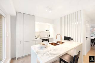 Mooi vernieuwd duplex-appartement met 3 slaapkamers en zonneterrassen op een centrale loctaie in de Leopoldlaan te Knokke. Het appartement ligt op 350meter van de Zeedijk. <br /><br />Op het leefniveau is er een prachtige, nieuwe open keuken met fineer eikenhouten kasten en met marmeren keukenblad, voorzien van alle toestellen (vaatwas, koelkast, diepvries, inductie kookplaat). De keuken is gelegen aan een oostgericht terras waar ruimte is voor een eettafel of lounge. Daarnaast is de keuken voorzien van een bergruimte met aansluiting voor wasmachine en opbergplaats. <br />Zeer lichtrijke woonkamer met eetruimte beide met parketvloer uitgevend op het westgericht terras. Ook is er een gastentoilet aanwezig. Als u de trap naar de bovenverdieping neemt is deze voorzien van de masterbedroom, een ruime slaapkamer voorzien voor een tweepersoonsbed + kleerkasten op maat en ensuite badkamer met inloopdouche. Nog een extra douchekamer op de gang, een apart toilet en bergkast. In de tweede slaapkamer is er ook plaats voor tweepersoonsbed + meerdere ingebouwde kleerkasten. Daarnaast is hier ook nog een derde slaapkamer met ingebouwd stapelbed en opbergkast. Alle slaapkamers zijn voorzien van ingebouwde kleer- en nachtkasten.<br />Mogelijkheid tot aankoop van staanplaats in hetzelfde gebouw. Kelder privé. Airco aanwezig. <br /><br />EPC: 138 kWh/m² (UC: 2658634)