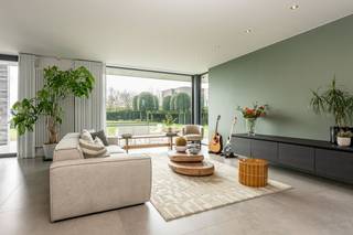 Située au Vaartdijk Noord 50 à Leffinge, cette villa exclusive avec de belles fenêtres est à vendre sur un spacieux terrain orienté sud. Cette villa individuelle dispose de deux chambres, de deux salles de bains, d'un grand espace bureau (pouvant être converti en troisième chambre), d'un magnifique salon avec une cuisine soucieuse du détail et de matériaux de haute qualité. La maison possède une allée magnifiquement aménagée et un magnifique jardin paysager (architecte paysagiste Vandamme). <br /><br />Rez-de-chaussée :<br />- Hall d'entrée avec espace de rangement supplémentaire<br />- Espace de vie spacieux et lumineux avec foyer au gaz<br />- Cuisine entièrement équipée avec des appareils de qualité tels qu'une machine à café, un four combiné, un lave-vaisselle, une plaque à induction<br />- Chambre principale avec de nombreux placards intégrés et accès à la salle de bain<br />- Belle salle de bain avec grande douche à l'italienne, double vasque, grande baignoire<br />- Toilette pour invités avec lavabo<br />- Hall de nuit avec placards intégrés<br />- Local de rangement spacieux avec placards intégrés avec raccordement pour machine à laver, sèche-linge<br />- Rangement extérieur supplémentaire avec de nombreux rangements<br />- Jardin paysager orienté plein sud avec terrasse ensoleillée<br /><br />1er étage :<br />- Grand espace de bureau (possibilité de transformer en troisième chambre) avec une belle vue sur les champs<br />- Deuxième chambre suivie d'une salle de bain avec douche, toilettes et lavabo<br />- Rangement technique<br />- Spacieuse terrasse ensoleillée attenante avec jacuzzi et coin repas<br /><br />Avantages : <br />- Fabrication de haute qualité avec des matériaux et des appareils de qualité<br />- Beau jardin orienté plein sud<br />- Auvent sur la terrasse<br />- Beaucoup d'espace de rangement<br />- Environnement paisible<br />- Des surfaces d'une beauté exceptionnelle<br />- Immobilier exclusif à Leffinge<br />- Label EPC A<br /><br />La villa dispose d'une chaudière solaire, de 40 panneaux solaires et d'une ventilation de type D. Bref, équipé de toutes les techniques contemporaines dans le domaine de la durabilité et de l'efficacité énergétique.<br />