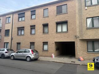 <p><span>Spacieux appartement de 3 chambres à coucher avec jardin à louer à Boom</span></p><p><span>Situé dans un quartier résidentiel calme et facilement accessible, cet appartement de plain-pied avec jardin privé offre une combinaison parfaite de confort, de fonctionnalité et d'équipements pratiques. Il est idéal pour les familles ou les couples à la recherche d'une maison bien entretenue.</span></p><p><span>L'appartement a une surface habitable de 105 m² et comprend trois chambres. Le salon lumineux, doté de grandes fenêtres, donne un accès direct au jardin, ce qui permet de marier harmonieusement l'intérieur et l'extérieur. La cuisine est équipée de placards et d'un espace de travail suffisant pour une utilisation quotidienne. À côté de la cuisine se trouve un espace de rangement pratique.</span></p><p><span>La salle de bains est équipée d'une baignoire, d'un lavabo et d'un branchement pour une machine à laver et un sèche-linge. Les toilettes sont séparées. En outre, il y a un débarras supplémentaire et une place de parking extérieure (location obligatoire pour 50/mois). Les frais généraux s'élèvent à 80 par mois.</span></p><p><span>Avantages supplémentaires :</span></p><ul><li><span>Appartement au rez-de-chaussée </span></li><li><span>Jardin privé </span></li><li><span>3 chambres à coucher </span></li><li><span>place de parking ( € 50 par mois)</span></li><li><span>frais généraux € 80 par mois.</span></li></ul><p><span>Beaucoup de lumière naturelle</span></p>
