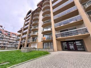 Un studio spacieux avec une chambre séparée (coin nuit fermé) situé à proximité de la digue, de la rue commerçante et des transports en commun.<br />Le studio se trouve au premier étage et se compose de : un grand séjour avec cuisine équipée, salon, terrasse, salle de bain avec lavabo et toilettes séparées.