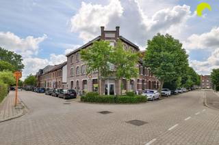 <p><span>This 2-bedroom apartment is located on the corner of Mayerlei and Wolschaerderveldenstraat.</span></p><p><span>The building is small-scale and contains only two apartments.</span></p><p><span> </span></p><p><span>A wooden staircase leads to the second floor. </span></p><p><span>We enter the apartment through the living room, which measures approximately 24m².</span></p><p><span>At the front of the apartment are the two bedrooms, measuring approximately 14 m² and 15 m².</span></p><p><span> </span></p><p><span>At the back, we have access to the kitchen. It was renovated in 2018, equipped with an oven, microwave, and dishwasher, and is large enough to accommodate a breakfast nook.</span></p><p><span>The connections for a washing machine are also located here.</span></p><p><span>Behind the kitchen is the bathroom, equipped with a shower and toilet.</span></p><p><span> </span></p><p><span>Highlights:</span></p><p><span>- Central location</span></p><p><span>- Individual utility meters</span></p><p><span>- Asbestos-free</span></p><p><span>- Small-scale building</span></p><p><span> </span></p><p><span>EPC: 314 kWh/m²/year</span></p><p><span> </span></p><p><span>Area as measured for the EPC.</span></p><p><span> </span></p><p><span>To schedule an on-site visit, please contact us at 03 449 42 41 or email us at hallo@habicom.be.</span></p><p><span>Curious about the value of your home?  Check it for free at www.watismijnhuiswaard.be</span></p><p><span> </span></p>