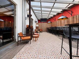 Op een toplocatie bevindt zich deze instapklare horecaruimte op het gelijkvloers van een hotel met een totale commerciële oppervlakte van ca. 175m2. De zaak beschikt over een gezellige verbruikszaal met bar, een functionele keuken, praktische berging en alle nodige voorzieningen voor een vlotte exploitatie.<br /><br />Een absolute troef is het ruime 'overdekt' terras van ca. 50 m², ideaal om gasten in een aangename sfeer te ontvangen (zomer of winter).<br /><br />Deze locatie leent zich perfect voor een kwaliteitsvolle dag- of avondhoreca zoals een bistro, brasserie, lunchzaak, wijnbar of koffiebar. Om de rust en het comfort van de hotelgasten in het gebouw te garanderen, is een uitbating als nachtzaak of andere hinderlijke horeca niet toegestaan.<br /><br />De voorwaarden voor een eventuele overname van de huidige exploitatie zijn bespreekbaar.<br /><br />Bent u op zoek naar een horecazaak met uitstekende commerciële mogelijkheden op een toplocatie? Neem dan gerust contact met ons op voor meer informatie of een bezichtiging.<br /><br />Voor verdere informatie of vrijblijvend bezoek contacteer Wout op 0475 96 59 38 of mail naar Wout@immax.be.