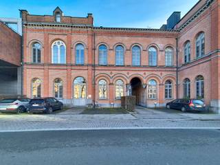 Dit unieke kantoor te huur bevindt zich aan de Ferdinand Lousbergskaai in Gent, met een prachtig breed uitzicht op de Visserij. De karaktervolle gevel, het stijlvolle interieur en de hoge plafonds zorgen voor een indrukwekkende eerste indruk, terwijl het rustgevende uitzicht op het water garant staat voor een aangename en inspirerende werkplek.De ligging is ideaal: het historische centrum van Gent ligt op wandelafstand, terwijl de stadsring en de E17 snelle verbindingen bieden naar de rest van de regio. Dit kantoor leent zich perfect voor een vrij beroep, een praktijkruimte of andere professionele activiteiten die baat hebben bij een representatieve, lichtrijke omgeving.Het pand beschikt bovendien over zeven vaste parkeerplaatsen, aangevuld met parkeermogelijkheden in de straat voor bezoekers.Hier combineert u een toplocatie met rust, licht en ruimte!Oppervlaktes:- Kantoor (gelijkvloers en 1ste verdieping): 315 m²- Kelderverdieping (archiefruimte): 64 m²Specificaties:- Centrale verwarming op gas via radiatoren- Sanitair (d/h)- Kitchenette- Vergaderruimtes - Houten vloerBeschikbaarheid:Te bespreken.Hebt u interesse in dit kantoor te huur in Gent? Neem zeker contact op via 09 245 35 35 of business.gent@dewaele.com
