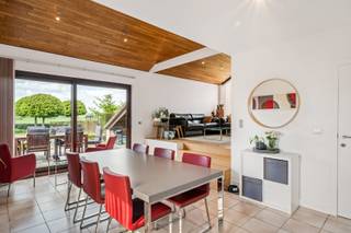 Op de grens van Lebbeke met Opwijk vindt u deze karaktervolle open bebouwing met een unieke architectuur en uitzonderlijk zicht op het omliggende groen.<br /><br />De woning, gebouwd in 1991, is instapklaar en biedt een verrassend ruim en lichtrijk interieur dankzij de open vides. Met 3 à 4 volwaardige slaapkamers, waaronder een bureau, is dit de ideale gezinswoning of combinatie wonen/werken.<br /><br />Comfort en energiezuinigheid (EPC B) staan centraal: verwarming op aardgas, zonnepanelen met groenestroomcertificaten én thuisbatterij zorgen voor een aangenaam en efficiënt woonklimaat.<br /><br />De woning beschikt bovendien over een (kruip)kelder en voldoende parkeergelegenheid op eigen terrein. De perceelbreedte van ca. 18 meter zorgt voor een open en ruim gevoel.<br /><br />Buiten geniet u van een volledig aangelegde tuin met sfeervolle verlichting en een vijver, perfect om tot rust te komen en te genieten van het PRACHTIGE ZICHT.<br /><br />Een unieke opportuniteit voor wie op zoek is naar ruimte, licht en karakter op een rustige, doch vlot bereikbare ligging.<br /><br />Meer info: arno@woonvast.be of 0478 44 20 90