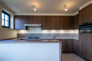 <p>Dit volledig gerenoveerde appartement op de tweede verdieping is gelegen in het centrum van Schilde. Het beschikt over een aangename leefruimte, twee slaapkamers en een moderne keuken en badkamer. Dankzij de vloerverwarming, het ventilatiesysteem type “C” én de aanwezigheid van een lift geniet u hier van hedendaags wooncomfort. Een verzorgd appartement op een centrale locatie, met alle voorzieningen binnen handbereik.</p>
<p><strong>2DE VERDIEPING<br /></strong><strong>Inkomhal 10m²</strong> op parket met ingebouwde vestiairekasten, gastentoilet en handenwasser.<br /><strong>Woonkamer 31m²</strong> op parket.<br /><strong>Keuken 8m²</strong> op tegel voorzien van een 5-pits gasvuur, ingebouwde koelkast, vaatwasser, combi-oven, dampkap, enkele spoelbak en composieten werkblad.<br /><strong>Wasplaats 4m²</strong> op tegelvloer met aansluitingen voor wasmachine en droogkast.<br /><strong>Hoofdslaapkamer 13m²</strong> op parket.<br /><strong>2de slaapkamer 12m²</strong> op parket.<br /><strong>Badkamer 8m²</strong> op tegelvloer met ligbad, inloopdouche, spiegelkasten, enkel lavabomeubel met Korian bovenblad en handdoekverwarmer.</p>
<p>Ook is er een praktische bergzolder aanwezig.</p>
<p><strong>BIJZONDERHEDEN<br /></strong>Lift, ventilatiesysteem type “C”, vloerverwarming op aardgas, dubbele beglazing, houten schrijnwerk, videofoon.</p>
<p><strong>POSITIEVE ASPECTEN<br /></strong>Aanwezigheid van een lift<br />Volledig gerenoveerd in 2026<br />Ruime slaapkamers & leefruimte<br />Gelegen in het centrum van Schilde<br />In de nabijheid van 2 pocketparkings<br />Vloerverwarming doorheen het hele appartement</p>