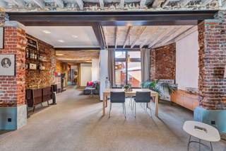 <p>Voor meer info of een bezoek, bel 054 69 39 36 - Op een boogscheut van het centrum van Ninove bevindt zich deze<strong> ruime en karaktervolle woning </strong>met een rijke geschiedenis.<strong> Oorspronkelijk daterend van 1850 en in het verleden uitgebaat als restaurant, werd het pand door de huidige eigenaars volledig ingericht als een volwaardige ééngezinswoning.</strong> Goede ligging nabij de verbindingsweg naar Brussel, Halle en Aalst. Het treinstation, stadspark, winkels, scholen en openbaar vervoer bevinden zich op een steenworp. Het gelijkvloers biedt <strong>een ruime polyvalente ruimte die perfect kan dienen als kantoor, praktijkruimte of leefruimte</strong>. Er bevindt zich een ruime keuken, een berging, een wasplaats en twee toiletten. Op de eerste verdieping bevindt zich een gezellige leefruimte, een nachthal<strong>, twee slaapkamers</strong> (waarvan één eenvoudig kan worden opgesplitst), een dressing en een badkamer. Zolder met uitvaltrap aanwezig. Verder beschikt de woning over<strong> een charmant binnenkoertje, een zijdelingse erfdienstbaarheid, een aangelegde tuin met terras en vijver, en achteraan het perceel een privatieve parkeerplaats.</strong> Cv op aardgas - Buitenschrijnwerk in pvc en hout met dubbele beglazing  - Vernieuwd dak - Nieuwe verwarmingsketel (Maatregelenregister en stedenbouw in aanvraag)</p>