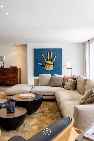 Op de volledige derde verdieping van een kleinschalige residentie, aan de oevers van de oude Leiearm, bevindt zich dit uitzonderlijke appartement...