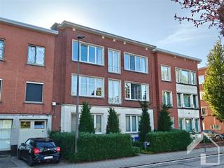 <p>APARTMENT IN BERCHEM, Pulhof neighborhood - 110 m² with 2 bedrooms + home office</p><p>The apartment is located on the 2nd floor. A great location with plenty of green space in the immediate vicinity and excellent accessibility—public transportation and numerous local shops are all within walking or biking distance!</p><p>Layout: - living room 34 m² - fully equipped kitchen - 2 bedrooms and an office (ideal for remote workers, adjacent to the living room) - bathroom - walk-in closet (serves as a passageway to the bathroom and master bedroom) - separate toilet - basement.</p><p>Additional features: - air conditioning in the living room and bedrooms - individual central heating - the roof was recently renovated with insulation - soundproof glass on the front - in good condition.</p><p>To schedule an on-site viewing, please register directly for the viewing time on our website www.immomk.be via the registration link listed with the property. The viewing will take place on Thursday, October 1, between 4:30 PM and 6:00 PM.<br /> </p>