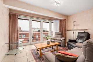 Dit prachtige appartement is gelegen op de derde verdieping van de jonge residentie Roosevelt (bouwjaar 2002), midden in het centrum van Vilvoorde. Met een bewoonbare oppervlakte van 80 m² biedt deze woning een comfortabele en aangename leefomgeving.<br /><br />Bij het betreden van het appartement komt u binnen in een royale inkomhal die toegang geeft tot de lichtrijke leefruimte (zuidgeoriënteerd). Aansluitend bevindt zich de volledig uitgeruste keuken met praktische berging. Aan de achterzijde van het appartement bevinden zich twee slaapkamers, waarvan één met toegang tot een terras, evenals een badkamer uitgerust met lavabo en douche. Een kelder en een autostaanplaats 3.3 (+€20.000) op verdieping -1 vervolledigt je nieuwe thuis.<br /><br />Openbaar vervoer, invalswegen ring, Scholen, marktplein (markt woe & zat), supermarkten en andere recreatieve mogelijkheden zijn op wandelafstand van het appartement.<br /><br />Divers: centrale individuele verwarming op aardgas (nieuwe ketel Vaillant sinds 2024), elektriciteit niet conform, tegelvloeren, videofoon, pvc dubbele beglazing, maandelijkse syndicuskosten €120, elektrische rolluiken, aansluiting wasmachine (berging), ventilatiesysteem, veiligheidsdeur, dak geïsoleerd, asbestveilig.<br /><br />Dankzij de centrale ligging en de doordachte indeling is dit appartement ideaal voor wie comfortabel en rustig wil wonen, met alle voorzieningen binnen handbereik.<br /><br />