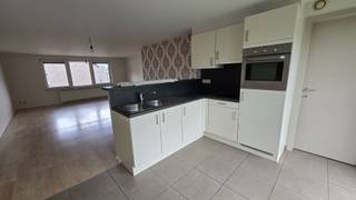 Dit appartement is gelegen in het hartje van Koekelare, op een boogscheut van de winkels, scholen, busverbindingen, ...<br /><br />Werd recent volledig nieuw geschilderd.<br /><br />Geen bijkomend syndic kosten.