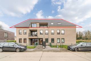 <u>Instapklaar appartement op de 2° verdieping conform de EPB-normen.</u><br /><br />Deze penthouse (loft-appartement) met een bewoonbare opp van 167 m² biedt een ruime woonbeleving.<br />Gelegen op een rustige locatie in een doodlopende straat mét een open uitzicht.<br />Dankzij het hoogrendementsglas geniet u binnen van absolute rust en stilte .<br /><br /><u>Indeling – Ruimte en overal licht 🌤️</u><br />Bij het binnenkomen verwelkomt de ruime, lichtrijke leefruimte u meteen.<br />Deze vloeit mooi over in de eetkamer en de volledig uitgeruste keuken met Whirlpool-toestellen.<br />Toestellen als de combi-oven, keramisch kookvuur, dampkap, afwasmachine zijn allemaal netjes ingebouwd. Aansluitend is er een praktische, afgesloten berging.<br />De loft beschikt over drie slaapkamers waaronder één uitzonderlijk grote ruimte die perfect kan dienen als tweede leefruimte, hobbyruimte of royale master bedroom.<br />De badkamer is uitgerust met bad én douche, een modern badkamermeubel met lavabo en een apart toilet.<br /><br />Buiten geniet u van twee terrassen waarvan één bijzonder ruim en zuidwest georiënteerd — ideaal voor zonliefhebbers.<br />Deels overdekt en in open lucht dus u kan gewoon ontspannen in alle rust. 🌿<br /><br /><em><u>Technieken – Energiezuinig en modern ⚡</u><br />Dit recente appartement (bouwjaar 2022) is volledig voorzien van hedendaagse technieken:<br />- Warmtepomp<br />- Vloerverwarming voor ultiem comfort<br />- Uitstekende isolatie<br />- EPC A met E-peil 28<br />- Ventillatie systeem D</em><br /><br /><u><strong>Hier woont u niet alleen stijlvol, maar ook uiterst energiezuinig.</strong></u><br /><br /><u>Praktisch – Comfort tot in de details 🚗</u><br />In de kelder beschikt u over een ruime privé-berging.<br />Achteraan het gebouw zijn<strong> twee autostaanplaatsen</strong> voorzien. Deze zijn verplicht bij aan te kopen aan <strong>€ 13.000 per stuk.</strong><br />De <strong>aanwezigheid van een lift</strong> maakt het wooncomfort compleet.<br /><br /><em>🌟 Deze penthouse is perfect voor wie een instapklare én uitzonderlijk comfortabele woonplek zoekt.<br /><br />Interesse ? Maak vandaag nog een afspraak voor plaatsbezoek.</em><br />