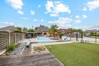 <p><span>In een rustige en aangename straat in Erembodegem bevindt zich deze charmante villa op een mooi perceel van 942 m². De woning, gebouwd in 1979, biedt een solide basis en tal van mogelijkheden voor wie op zoek is naar ruimte, comfort en potentieel.</span></p><p><span>Via de ruime inkomhal met gastentoilet en bureauruimte komt u in de lichtrijke leefruimte die aansluit op de geïnstalleerde keuken. De veranda biedt een prachtig zicht op de aangelegde tuin met zwembad en vormt een ideale plek om het hele jaar door te ontspannen.</span></p><p><span>De verzorgde tuin beschikt over een overdekt terras en zwembad, perfect om te genieten van zonnige dagen met familie en vrienden. Op het gelijkvloers vindt u bovendien een slaapkamer en een badkamer.</span></p><p><span>Op de verdieping bevinden zich twee ruime slaapkamers met de mogelijkheid om extra kamers te creëren. De woning is volledig onderkelderd en beschikt over een grote garage die toegankelijk is via de achterliggende weg.</span></p><p><span>Als extra troef is er de mogelijkheid om de achterliggende weide van 2.178 m² aan te kopen, ideaal voor dierenliefhebbers of wie extra ruimte en privacy wenst.</span></p><p><span> </span></p><p><span>Voor meer informatie en/of een bezoek, contacteert u Didier van Immo Zone op het nummer 0476/ 73. 17. 99.</span></p><p><span> </span></p><p><span> </span></p>
