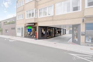 LiggingVeelzijdig handelspand op een toplocatie in de Koning Albertstraat in Kuurne, met een uitstekende commerciële ligging en veel passage...
