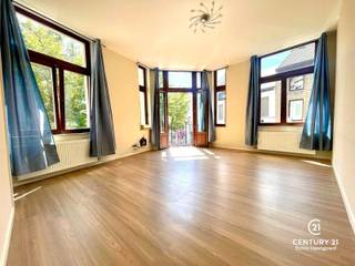 ***VISITS WILL ONLY BE SCHEDULED AFTER WE RECEIVE A FULLY COMPLETED INFORMATION FORM FOR PROSPECTIVE TENANTS, WHICH YOU CAN OBTAIN BY SUBMITTING A REQUEST THROUGH THE LISTING ON THE REAL ESTATE WEBSITE OR BY EMAILING US AT info@echovastgoed.be**<br /><br /><br />Beautiful apartment located on Zegeplein, with a view of the Grote Markt.<br /><br />A distinctive building with a lovely communal entry hall. This beautiful, fully renovated, and charming apartment is located on the first floor, where you’ll find the fully equipped kitchen off the entry hall, leading into the living room with laminate flooring. <br /><br />The living room offers a panoramic view of Zegeplein and the Grote Markt and enjoys plenty of natural light. The bedroom is exceptionally spacious and is well-located at the rear of the building for peace and quiet. <br /><br />The bathroom is very spacious and is equipped with a shower in the bathtub, a sink, a wall-mounted toilet, and a connection for a washing machine. Currently, there are no common area fees due to a rotating cleaning schedule.<br /><br />Unique location and in excellent condition!