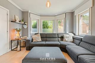 Voor meer info en foto’s, surf naar www.swevers.be – Deze instapklare halfopen bebouwing aan de Tervantstraat 188 B in Beringen biedt een mooie combinatie van ruimte, comfort en een gunstige ligging. De woning werd gebouwd in 1954 en beschikt over een bewoonbare oppervlakte van 181 m² op een perceel van 541 m² met zuidoostelijke oriëntatie. Op het gelijkvloers komt u binnen via de inkomhal met trap naar de verdieping. De gezellige woonkamer van 15,60 m² geniet dankzij de erker van een aangename lichtinval. Aansluitend bevindt zich de eetkamer, centraal in de woning, met achteraan de ruime keuken van 18,26 m². Verder zijn er een praktische berging, badkamer en een apart gastentoilet aanwezig. De eerste verdieping telt twee ruime slaapkamers van 16,51 m² en 15,60 m², samen met de hobbyruimte of dressing. De zolderverdieping van 25 m² is ingericht als derde volwaardige slaapkamer, maar kan ook dienen als bureau, hobbykamer of polyvalente ruimte. Daarnaast beschikt de woning over een kelder van 5 m². Ook buiten is het aangenaam vertoeven. Het zonnige perceel biedt ruimte voor een gezellige tuin, speelruimte of ontspanningsplek. De aanwezige buitenberging zorgt voor extra comfort en bergruimte voor fietsen of materiaal. De ligging is bijzonder praktisch: winkels, openbaar vervoer, restaurants, scholen, ontspanning en de snelweg zijn vlot bereikbaar. Een ideale woning voor gezinnen, koppels of wie wonen en werken wil combineren. Voor meer informatie, bel 011 255 155. Bron bewoonbare oppervlakte: EPC – verslag.