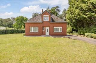 <p>In het groene Engsbergen vinden we deze goed onderhouden woning van 1961 terug op een prachtig perceel van maar liefst 22 are. Een eigendom met tal van mogelijkheden voor wie op zoek is naar ruimte, rust en een uitstekende ligging in een residentiële omgeving. <br /><br />Met een bewoonbare oppervlakte van 196 m² biedt de woning heel wat potentieel. Op het gelijkvloers bevinden zich twee slaapkamers terwijl de verdieping plaats biedt aan een derde slaapkamer. Daarnaast kunnen de twee zolderruimtes verder worden afgewerkt tot extra slaapkamers, hobbyruimtes of een thuisbureau. De living, keuken, bijkeuken en grote veranda bieden samen een royale leefruimte om naar eigen smaak in te delen en te renoveren.<br /><br />Een belangrijk voordeel is dat de woning beschikt over een EPC-label D waardoor de renovatieverplichting niet van toepassing is. Bovendien is de elektrische installatie conform. Als toekomstige eigenaar kunt u de woning dus onmiddellijk betrekken zonder verplicht te investeren op korte termijn. Dit biedt niet alleen financiële zekerheid maar ook de vrijheid om eventuele renovatie-, verfraaiings- of moderniseringswerken volledig volgens eigen planning en budget uit te voeren.<br /><br />Eén van de grootste troeven van deze eigendom is het uitzonderlijke perceel. De volledig zuidgerichte tuin met een eigen bosgedeelte zorgt voor een unieke woonbeleving in het groen. Dus ook voor wie op zoek is naar een mooi stuk grond om een nieuwe droomwoning te realiseren is dit een unieke kans.<br /><br />De ligging is bijzonder aantrekkelijk voor liefhebbers van natuur en recreatie. Natuurgebieden zoals <span><span>Gerhagen</span></span>, <span><span>Asdonk-Dassenaerde</span></span> en <span><span>Averbode Bos & Heide</span></span> bevinden zich vlakbij. Daarnaast zijn zowel het station van <span><span>Diest</span></span> als de autosnelwegen <span><span>E313</span></span> en <span><span>E314</span></span> vlot bereikbaar.<br /><br />Kortom, deze eigendom combineert het comfort van een ruime gezinswoning met het potentieel van een uitzonderlijk perceel op een gegeerde locatie. Een unieke opportuniteit voor wie op zoek is naar een woning met toekomst- of uitbreidingsmogelijkheden of een exclusieve bouwlocatie in een groene omgeving!<br /><br />Prinsenbos 49 — 3980 Tessenderlo<br /><br />Interesse? Contacteer ons voor meer informatie.<br /><br /><strong>We Invest Demervallei <br /></strong><em>Vastgoed Anders Bekeken<br /><br /></em></p>