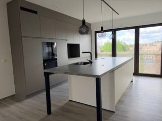 <p><span>Dit moderne appartement van bevindt zich in Maasmechelen en maakt deel uit van een nieuwbouwproject met strakke, eigentijdse afwerking. De combinatie van een heldere indeling, veel natuurlijk licht en een ruim terras biedt een aantrekkelijk instapklaar woonadres van wel 103m²!</span></p><p><span> </span></p><p><span>Indeling en leefruimte: bij het binnenkomen treft u een praktische gang met bergruimte en een apart gastentoilet. Rechts vindt u een complete badkamer en twee slaapkamers, waarvan één als hoofdslaapkamer kan dienen met voldoende kastruimte. Centraal in het appartement bevindt zich de ruime living met open keuken en kookeiland. Zonnig terras en lichtinval: vanuit de living wandelt u rechtstreeks naar het grote terras dat een extra leefruimte buiten creëert. </span></p><p><span> </span></p><p><span>Grote ramen zorgen voor voldoende daglicht en een open, luchtige sfeer in het hele appartement.</span></p><p><span> </span></p><p><span>Afwerking en wooncomfort: het appartement onderscheidt zich door moderne afwerking en hoogwaardige bouwkwaliteit. Het is flexibel ingedeeld en aangepast aan hedendaagse woonwensen, met aandacht voor praktisch gebruik en comfort. Zo werd dit appartement ook voorzien van 3 airco's!!</span></p><p><span> </span></p><p><span>Ligging en voorzieningen: gelegen in een vernieuwde woonwijk van Maasmechelen met gemakkelijke toegang tot winkels, horeca, scholen en openbaar vervoer. </span></p><p><span> </span></p><p><span>Belangrijkste kenmerken:</span></p><p><span>- Lift</span></p><p><span>- Vloerverwarming</span></p><p><span>- Zonnepanelen</span></p><p><span>- Warmtepomp</span></p><p><span>- Kelderberging</span></p><p><span>- 2 Ondergrondse autostaanplaatsen! </span></p><p><span>- 2 slaapkamers</span></p><p><span>- Ruime open living met keuken en kookeiland</span></p><p><span>- Badkamer en apart toilet</span></p><p><span>- Berging/bergruimte</span></p><p><span>- Ruim privéterras</span></p><p><span>- Moderne afwerking en bouwkwaliteit</span></p><p><span>- Praktische indeling met veel daglicht</span></p><p><span>- Centrale ligging in Maasmechelen, nabij voorzieningen</span></p><p><span> </span></p><p><span>Beschikbaarheid april 2026</span></p><p><span>Huurprijs: € 1175/maand + € 110/maand provisie</span></p><p><span>EPB beschikbaar.</span></p><p><span> </span></p><p><span>Wenst u zich kandidaat te stellen voor dit appartement/huis dan kan dit enkel en alleen door het invullen van onze infolijst. U gaat hiervoor naar onze site www.jemar.be, kiest daar het juiste pand en klikt dan op het groene balkje "vraag je bezoek aan". Wij contacteren u voor een eventueel bezoek in te plannen.</span></p><p><span> </span></p>