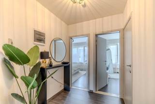 Instapklaar dakappartement in kleinschalig gebouw van 2 entiteiten met 2 slaapkamers, parking en berging. Ideaal voor zowel eigen bewoning als investering! <br /><br />Indeling: inkomhal; apart toilet; gezellige en lichtrijke woonkamer; volledig geïnstalleerde keuken voorzien van de nodige toestellen; betegelde badkamer bevat douche, lavabo en aansluiting voor WM/DK; 2 slaapkamers. <br /><br />Gelijkvloers is er een privatieve parking (voor de garage), alsook één gedeelte van de garage inclusief in de vraagprijs. <br /><br />Algemeen: <br />- Plat dak wordt vernieuwd november 2026 + is reeds betaald door verkoper (zal vochtprobleem oplossen!) <br />- Ramen + vliegenramen vernieuwd in 2024 en 2025 <br />- Elektriciteit conform <br />- Geen gemeenschappelijke kosten <br />- EPC label B na werken<br /><br />Bekijk zeker de 360° rondgang via onze website (+ mogelijkheid tot opmeten en ontmeubelen).<br />Alle attesten zijn beschikbaar onderaan op onze website. <br />Voor meer info of een bezoek: 0472 22 22 44 of thanee@solittvastgoed.be.