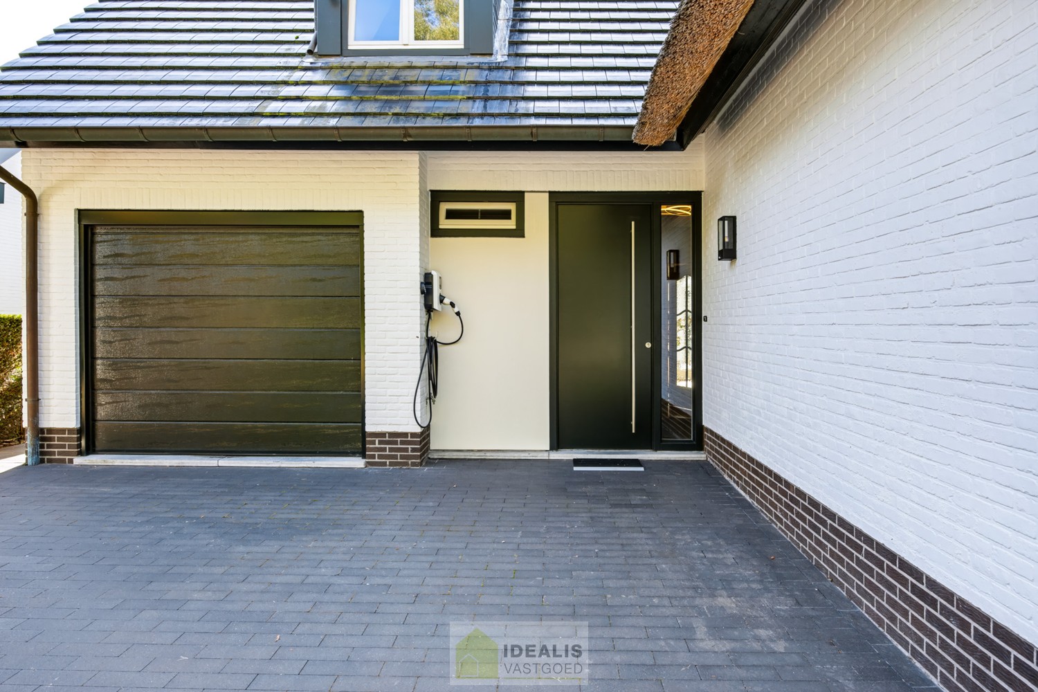 IDEALIS VASTGOED – EEN HUIS OM VERLIEFD OP TE WORDEN! DEZE PRACHTIGE INSTAPKLARE (LEVENSBESTENDIGE) VILLA MET EEN HEERLIJKE LICHTRIJKE LEEFRUIMTE VOORZIEN VAN EEN OPEN KEUKEN, 5 SLAAPKAMERS, 2 BADKAMERS, EEN PERFECT AANGELEGDE TUIN IN ALLE PRIVACY, UITGER - foto 4