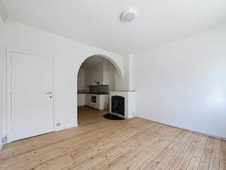 Droom je ervan om te wonen op een uitstekend bereikbare locatie? Gelegen aan de levendige Herentalsebaan bevind je je op wandelafstand van tal van winkels, openbaar vervoer en gezellige horeca. Je geniet hier van een centrale ligging in Deurne, gecombineerd met modern wonen.<br /><br />Indeling van het appartement:<br /><br />-Woonkamer (15,6 m²): Gezellige en ruime leefruimte op parketvloer.<br />-Keuken (9,6 m²): uitgeruste keuken voorzien van een dubbele spoelbak, combi-oven en gasfornuis.<br />-Slaapkamer 1 (9,5 m²): Volwaardige, comfortabele slaapkamer.<br />-Slaapkamer 2 (14,8 m²): Ruime tweede slaapkamer, ideaal als master bedroom.<br />-Badkamer (7,0 m²): Badkamer met inloopdouche en enkel lavabomeubel<br />-Aparte toiletruimte (2,6 m²): Praktisch afzonderlijk toilet.<br /><br />Bijzonderheden:<br /><br />-Volledig recent vernieuwd<br />-Geen maandelijkse vaste kosten<br />-Beschikbaar vanaf 01/09/2026<br />-Uitstekende bereikbaarheid via tram, bus en belangrijke invalswegen<br />-EPC E