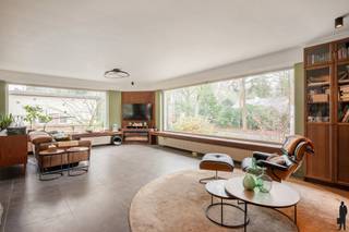 <p><strong>Unieke woning met 4 à 5 slaapkamers <br /></strong></p>
<p>Op een rustige en groene locatie bevindt zich deze <strong>ruime, gedeeltelijk gerenoveerde woning</strong> met bijzonder veel potentieel. Dankzij de aanwezigheid van<strong> vier a vijf slaapkamers</strong>, <strong>twee keukens</strong> en <strong>twee leefruimtes</strong> biedt dit pand een unieke opportuniteit voor grote gezinnen, samengestelde gezinnen of wie op zoek is naar een woning met <strong>cohousing- of kangoeroemogelijkheden</strong>.</p>
<p>De woning combineert ruimte en flexibiliteit met een solide basis, waarbij reeds een deel werd gerenoveerd. Verdere afwerking kan volledig naar eigen smaak gebeuren (slaapkamers moeten nog verder afgewerkt worden), waardoor dit een ideale investering is voor wie een thuis wil creëren op maat.</p>
<p><strong>Indeling</strong></p>
<p><strong>Gelijkvloers<br /></strong>- Ruime inkomhal met apart gastentoilet<br />- Ruime living met grote raampartijen en ingemaakte kasten. Elektrische haard met warmtefunctie aanwezig<br />- Eetkamer met schuifraam naar het terras<br />- Open, volledig uitgeruste keuken met koelkast, diepvries, oven, microgolfoven, vaatwasser, inductiekookplaat en dampkap. Ook hier is een schuifraam aanwezig.</p>
<p><strong>Halve verdieping naar boven<br /></strong>- Multifunctionele kamer, geschikt als bureau of extra slaapkamer<br />- Eerste slaapkamer ( af te werken) met terras aan de voorzijde<br />- Tweede ruime slaapkamer<br />- Recent gerenoveerde badkamer (± 4 jaar) met inloopdouche, toilet, dubbele lavabo</p>
<p><strong>Benedenverdieping<br /></strong>- Leefruimte met parketvloer<br />- Tweede keuken (± 2011) uitgerust met combi-oven, inductiekookplaat en dampkap<br />- Badkamer met toilet, douchecabine en lavabo<br />- Aansluitende slaapkamer met ingemaakte kasten<br />- Automatische rolluiken aan de voorzijde</p>
<p><strong>Praktische ruimtes<br /></strong>- Wasruimte met aansluiting voor twee wasmachines en één droogkast<br />- Extra opbergruimte<br />- Volledig onderkelderd (hoogte ± 1,70 m)<br />- Zolder bereikbaar via vlizotrap</p>
<p><strong>Tuin<br /></strong>- Volledig omheinde tuin van ca. 25 meter diep<br />- Terras<br />- Vijver met waterval<br />- Afbraak klaar tuinhuis<br />- Fietsenberging aan de zijkant<br />- Aangename buitenruimte met veel rust en privacy</p>
<p><strong>Troeven<br /></strong>- Zeer ruime woning met flexibele indeling<br />- 4 a 5 slaapkamers, 2 keukens en 2 leefruimtes, ideaal voor kangoeroewonen, cohousing of meergeneratiewonen<br />- Gedeeltelijk gerenoveerd met verdere afwerkingsmogelijkheden<br />- Elektrische haard en veel natuurlijke lichtinval<br />- Volledig onderkelderd<br />- Ruime parkeermogelijkheden (2 tot 4 wagens)<br />- Rustige, groene ligging<br />- Schuiframen voorzien van horren<br />- Dak volledig genrenoveerd 2024<br />- keuken en badkamer gerenoveerd 2021-2022</p>
<p><strong></strong><strong>Blijf onze website in het oog houden voor meer foto's</strong></p>
<p></p>