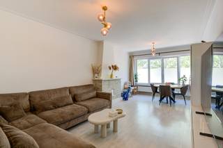 SCHRIJF JE DIRECT IN VOOR DE KIJKDAG OP 22/08 OP WWW.IMMOFIXED.BE.<br /><br />Op zoek naar een verzorgd appartement waar je meteen je intrek kunt nemen? Welkom in de Trompetvogelstraat 62 te Merksem. Dit lichtrijke appartement combineert een praktische indeling, een gunstig EPC-label B en een centrale ligging met alle voorzieningen binnen handbereik.<br /><br />Troeven:<br />Instapklaar appartement<br />Twee volwaardige slaapkamers<br />EPC B (143 kWh/m² jaar)<br />Centrale ligging nabij winkels, openbaar vervoer en invalswegen<br />Ideaal als starterswoning of investering<br /><br />De gemeenschappelijke onkosten bedragen 40 euro per maand (elektriciteit gemene delen + blokpolis).<br /><br />Momenteel is het appartement verhuurd aan 750 euro (na indexatie kan dit naar +/- 860 euro gaan).<br /><br />Voor de volledige beschrijving en alle documenten ga naar www.immofixed.be!